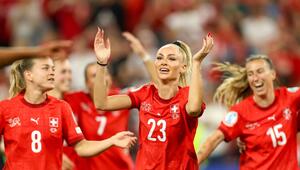 Sichtlich erleichtert feiert Alisha Lehmann mit ihrem Team den Viertelfinaleinzug.