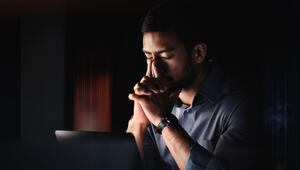 Mann, der vor Computer sitzt. 