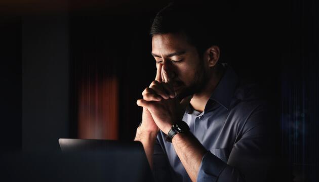 Mann, der vor Computer sitzt. 