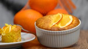 Die Küchlein können direkt in den Souffléformen serviert werden.