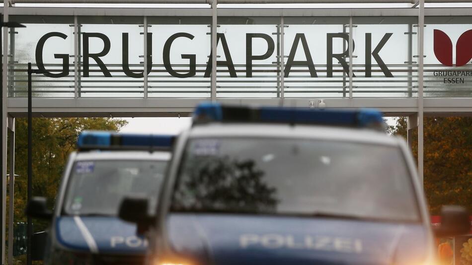 Polizeifahrzeuge an der Grugahalle