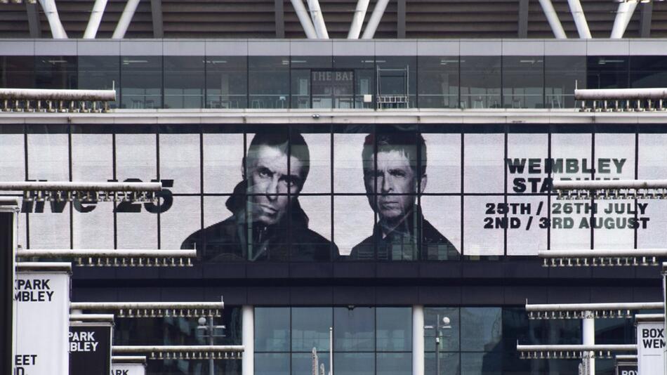 Screens am Londoner Wembley-Stadion kündigen Oasis für das nächste Jahr bereits an.