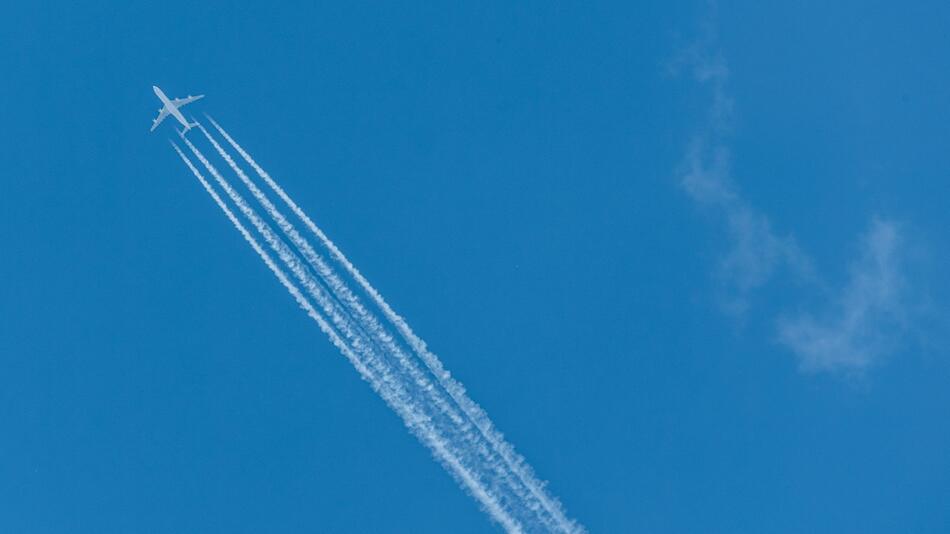 Flugzeug mit Kondensstreifen