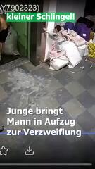 Mann verzweifelt im Aufzug