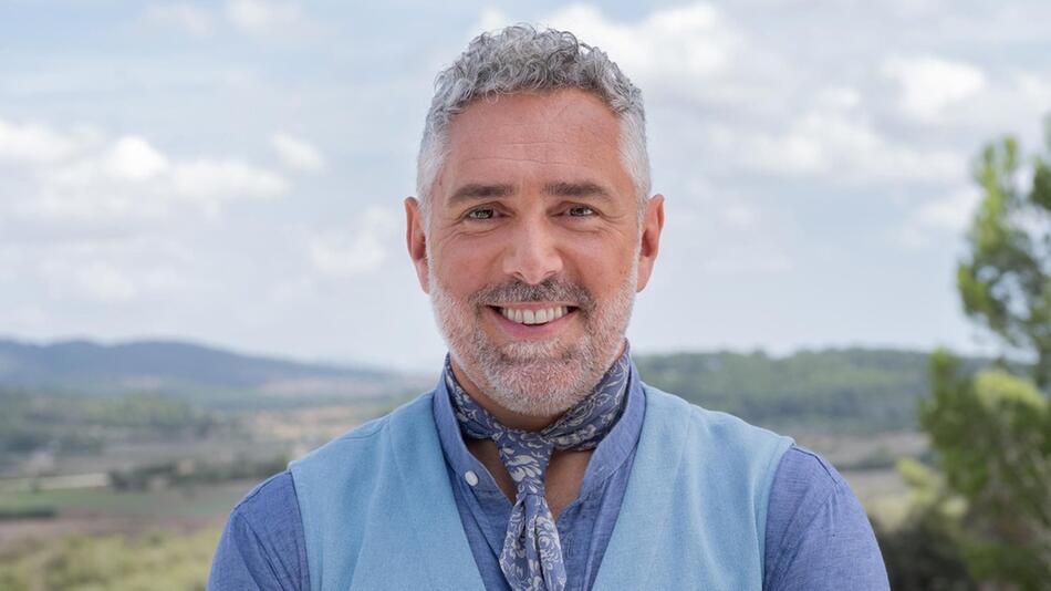 Moderator Roland Trettl will in acht neuen Folgen von "First Dates Hotel" wieder Singles verkuppeln.