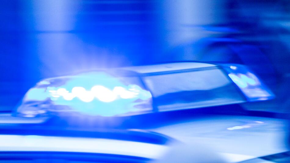 Ein Streifenwagen der Polizei ist mit Blaulicht im Einsatz