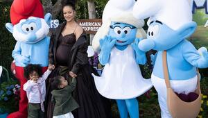 Hingucker auf dem blauen Teppich: Rihanna mit ihren kleinen Söhnen und einigen Schlumpffiguren.