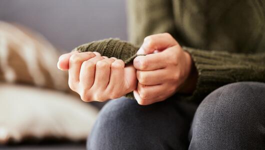 Hände zupfen am Ärmel