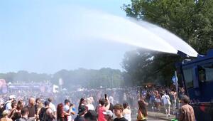 Wasserwerfer bei Techno-Parade – Raver feiern trotz Hitze in Berlin