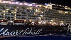 Kreuzfahrtschiff stößt mit Containerschiff zusammen