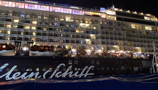 Kreuzfahrtschiff stößt mit Containerschiff zusammen
