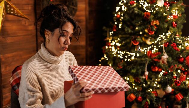 Frau mit Geschenk