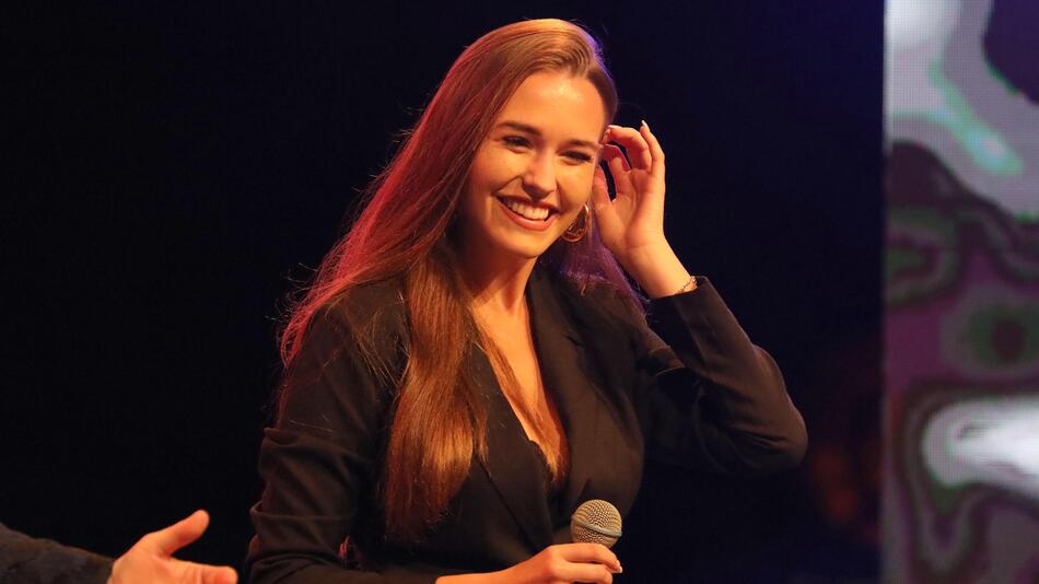 Laura Müller: Ein Leben zwischen OnlyFans und Mama-Alltag - Video | WEB.DE