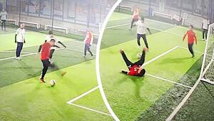 Fußballspieler stürmt auf leeres Tor zu – und trifft nur Luft