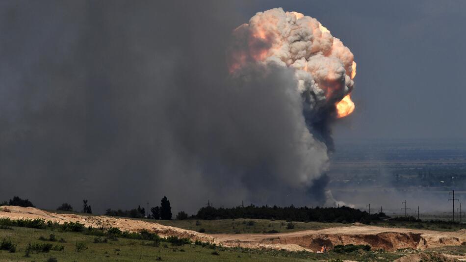 Munitionslager auf der Krim mit Rauchwolke
