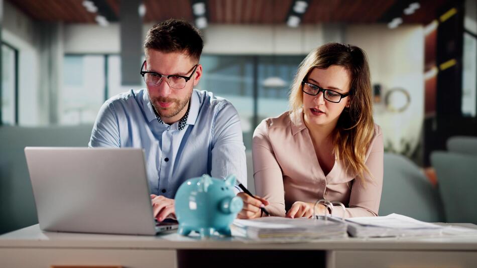 Ein Mann und eine Frau vorm Laptop