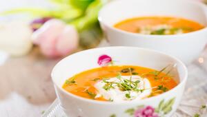 Schmand auf einer Karotten-Ingwer-Suppe