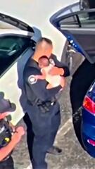 Baby bei 43 Grad in Auto – Polizisten in Kalifornien schlagen Scheibe ein