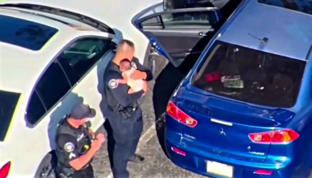 Baby bei 43 Grad in Auto – Polizisten in Kalifornien schlagen Scheibe ein
