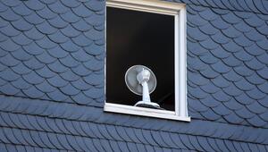 Ventilator steht vor einem offenen Fenster