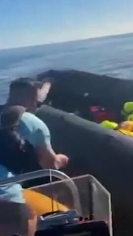Rechtsextremer Aktivist zerschlitzt Migranten-Schlauchboot im Ärmelkanal