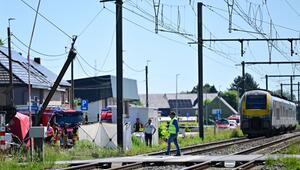 Schulbus in Belgien von Zug erfasst