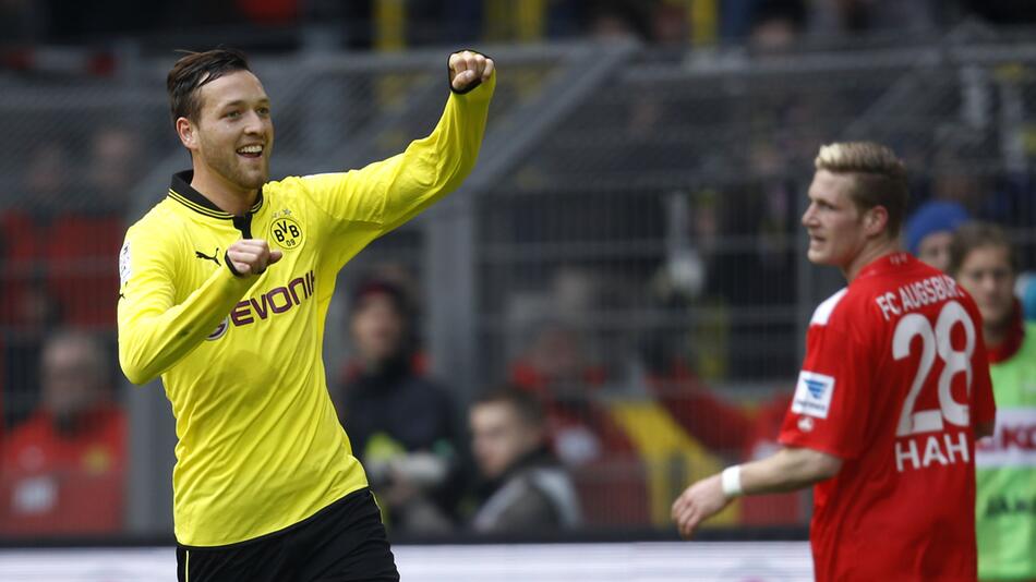Am 6. April 2013 feiert Julian Schieber sein Tor für Borussia Dortmund gegen den FC Augsburg