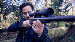 "Der Pfau": Andreas (Tom Schilling) hat ein Gewehr im Wald gefunden und richtet es auf seine ...