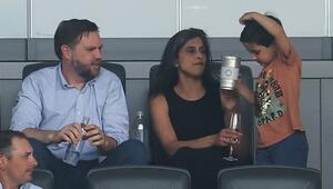 JD Vance mit seiner Frau Usha und einem seiner Söhne auf der Tribüne des TQL-Stadions in Cincinnati.