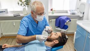 Ein Zahnarzt behandelt einen Patienten.