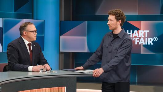 Moderator Louis Klamroth