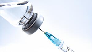 Spritze, die ein Medikament aufzieht