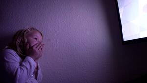 Kleines Mädchen schaut einen Gruselfilm