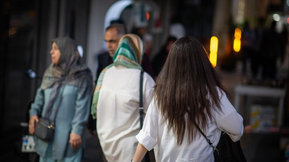 Im Iran ignorieren viele Frauen inzwischen die Kopftuchpflicht.