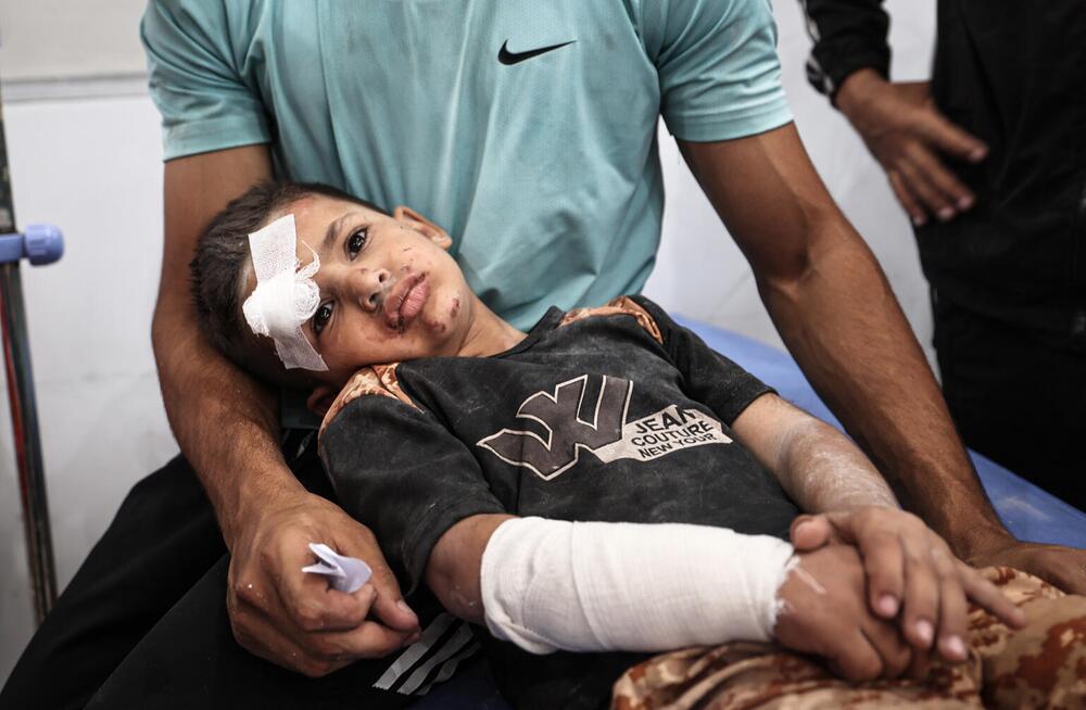 Foto eines verletzten Jungen im Kriegsgebiet von Gaza