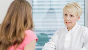 Ärztin in Gespräch mit einer Patientin