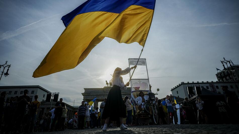 Unterstützer der Ukraine vor dem Brandenburger Tor