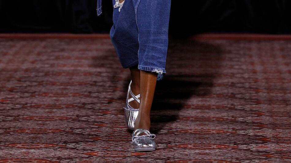Modedesignerin Simone Rocha präsentierte bereits 2020 ihre Version der Sneakerinas.