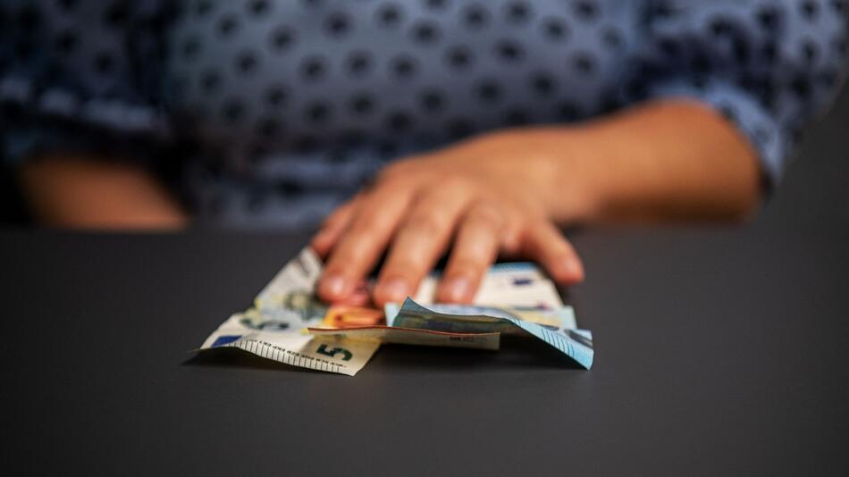 Eine Frau hält Bargeld