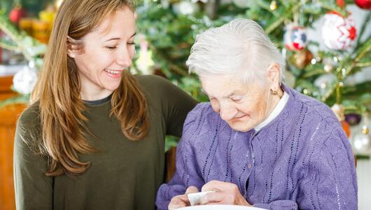 Mutter und Tochter an Weihnachten