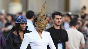 Zendaya präsentiert in Paris einen außergewöhnlichen Kopfschmuck.