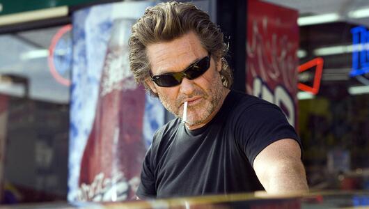 Kurt Russell mit Zigarette im Mund und Sonnenbrille.