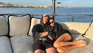 Dalton Gomez und Maika Monroe auf einer Yacht