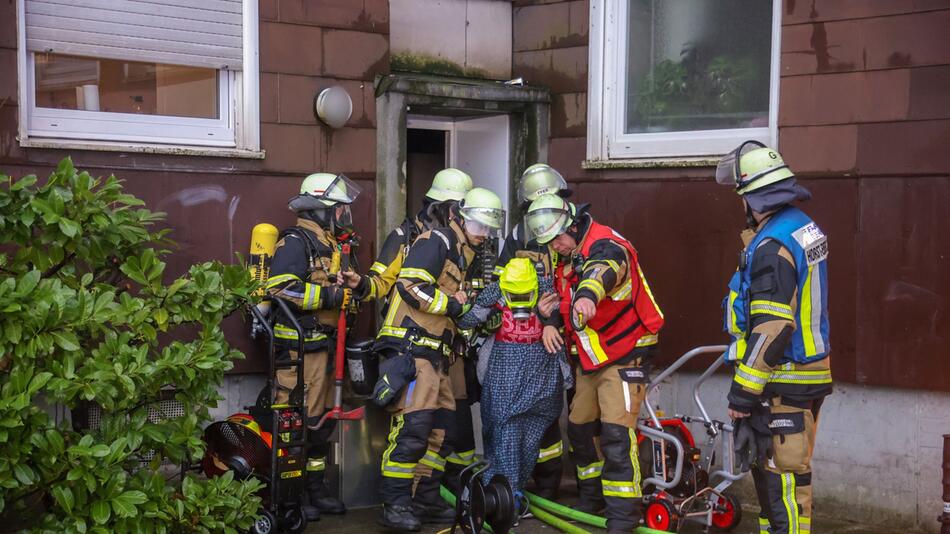 Feuerwehr evakuiert Mehrfamilienhaus nach Brand