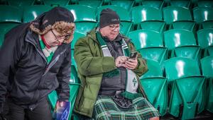 Zwei Celtic-Fans beim Champions-League-Spiel gegen Bern im Januar 2025.