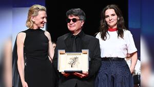Cate Blanchett und Jurypräsidentin Juliette Binoche überreichten Jafar Panahi die Goldene Palme.