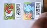 Person klebt Briefmarke auf Briefumschlag