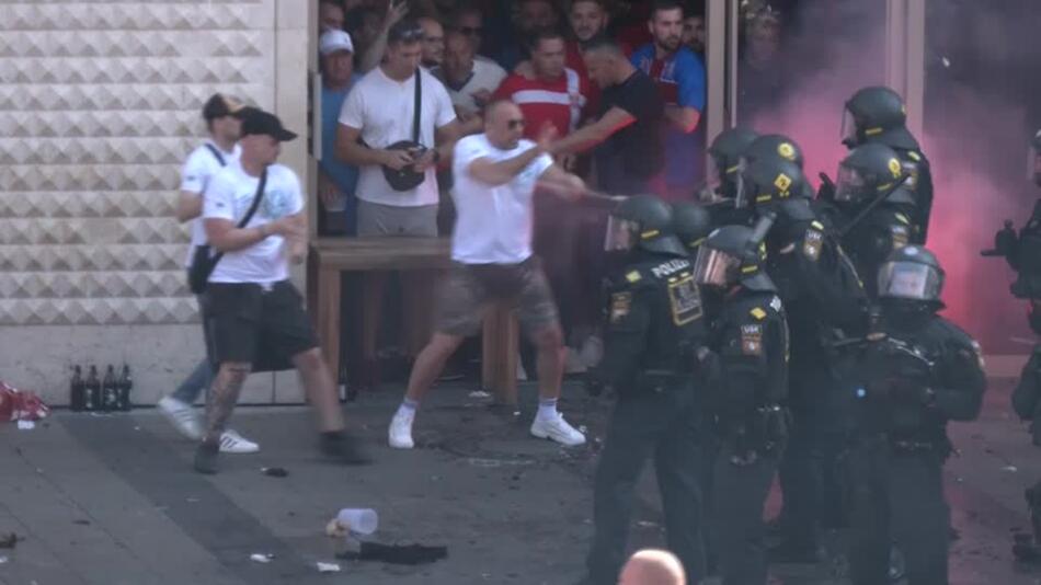 Serbische Fans geraten auf dem Münchner Marienplatz mit Polizeibeamten aneinander