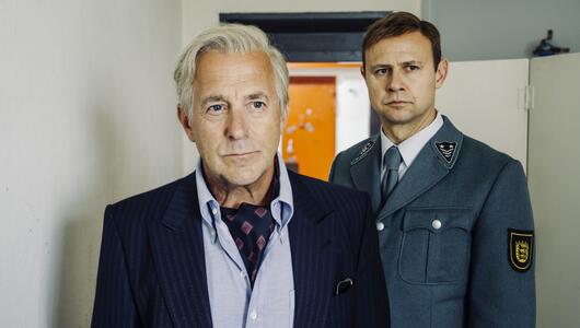 Alfred Klaus (Heino Ferch), links, mit dem Vollzugsbeamten Horst Bubeck (Moritz Führmann