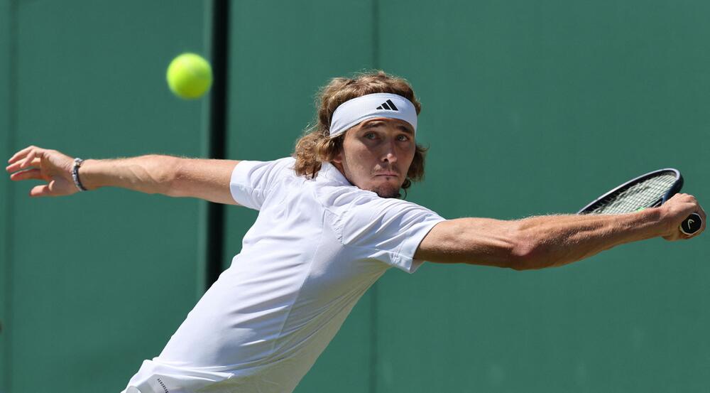 Alexander Zverev streckt sich in Wimbledon nach dem Ball